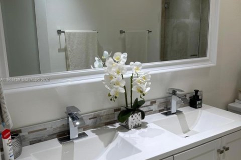 Купить виллу или дом в Майами-Гарденс, Флорида 4 спальни, 112.23м2, № 2033004 - фото 24