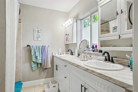House in Saint Petersburg, Florida 3 bedrooms, 275.36 sq.m. № 2393399 - photo 10