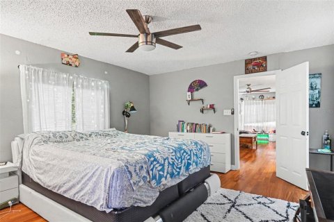 House in Saint Petersburg, Florida 3 bedrooms, 275.36 sq.m. № 2393399 - photo 13