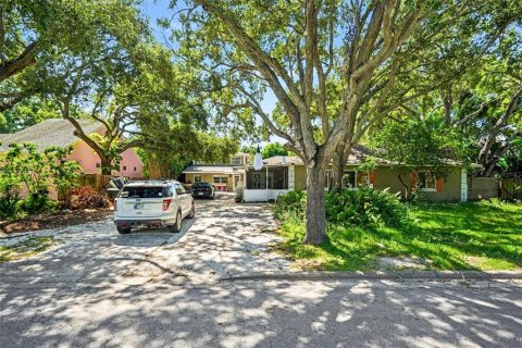 House in Saint Petersburg, Florida 3 bedrooms, 275.36 sq.m. № 2393399 - photo 2