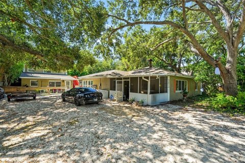House in Saint Petersburg, Florida 3 bedrooms, 275.36 sq.m. № 2393399