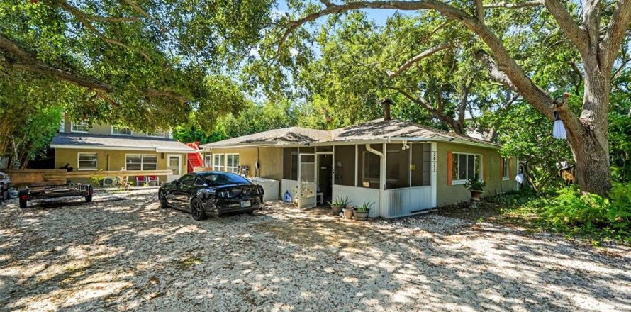 House in Saint Petersburg, Florida 3 bedrooms, 275.36 sq.m. № 2393399