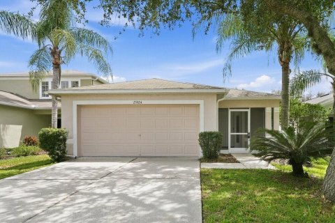 House in Land O' Lakes, Florida 3 bedrooms, 124.49 sq.m. № 2381356
