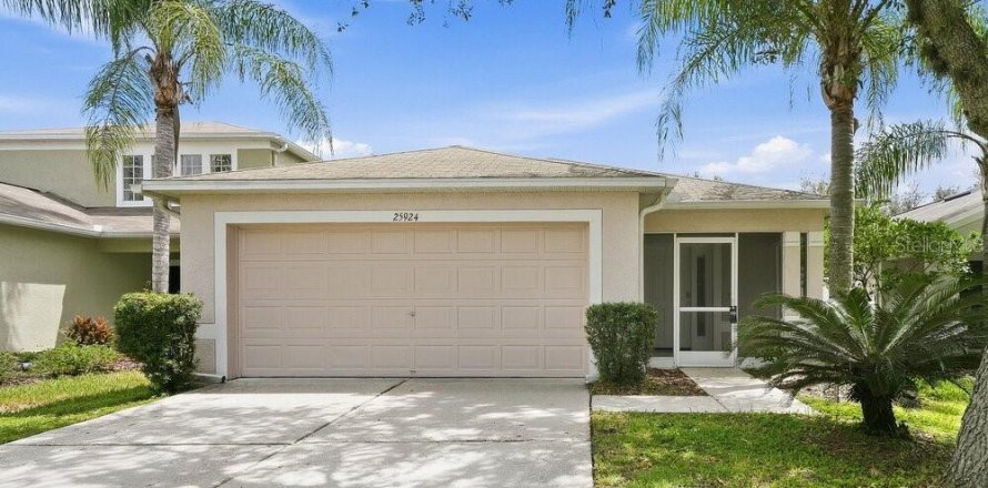 House in Land O' Lakes, Florida 3 bedrooms, 124.49 sq.m. № 2381356
