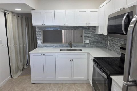 Copropriété à louer à Homestead, Floride: 3 chambres, 111.02 m2 № 1966354 - photo 2