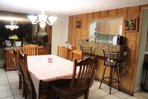 Villa ou maison à vendre à Hialeah, Floride: 4 chambres, 173.82 m2 № 1779584 - photo 8