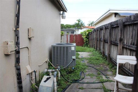 Villa ou maison à vendre à Hialeah, Floride: 4 chambres, 173.82 m2 № 1779584 - photo 11