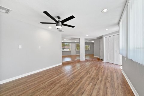 House in Saint Petersburg, Florida 4 bedrooms, 145.95 sq.m. № 1747598 - photo 19
