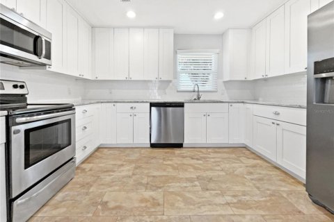 House in Saint Petersburg, Florida 4 bedrooms, 145.95 sq.m. № 1747598 - photo 6
