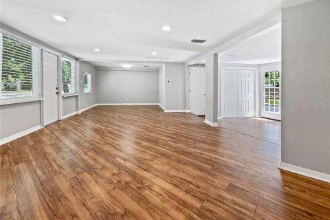 House in Saint Petersburg, Florida 4 bedrooms, 145.95 sq.m. № 1747598 - photo 21