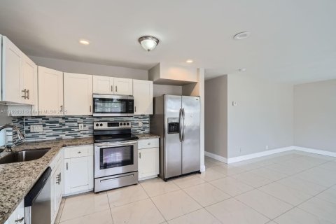 House in Coconut Creek, Florida 3 bedrooms, 117.89 sq.m. № 1633427 - photo 10
