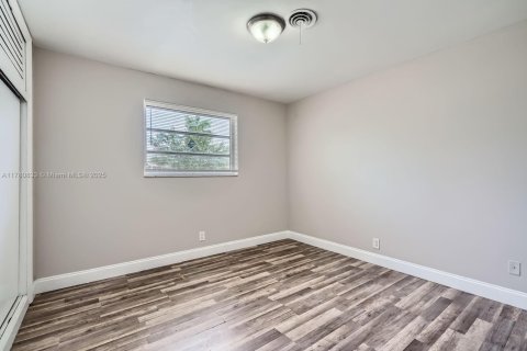 House in Coconut Creek, Florida 3 bedrooms, 117.89 sq.m. № 1633427 - photo 17
