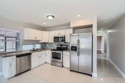 House in Coconut Creek, Florida 3 bedrooms, 117.89 sq.m. № 1633427 - photo 11