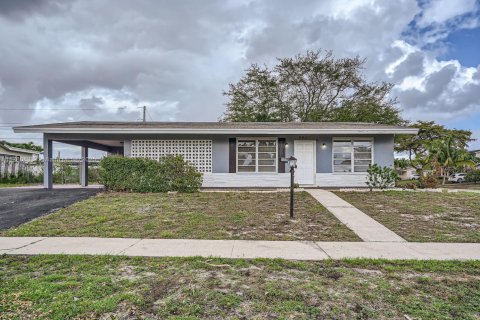 House in Coconut Creek, Florida 3 bedrooms, 117.89 sq.m. № 1633427 - photo 2