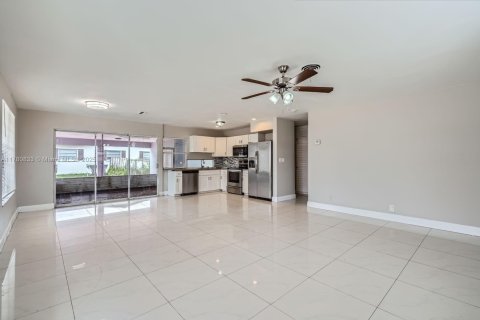 House in Coconut Creek, Florida 3 bedrooms, 117.89 sq.m. № 1633427 - photo 8