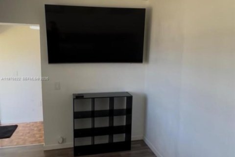 House in Miami, Florida 1 bedroom, 146.23 sq.m. № 2031463 - photo 4