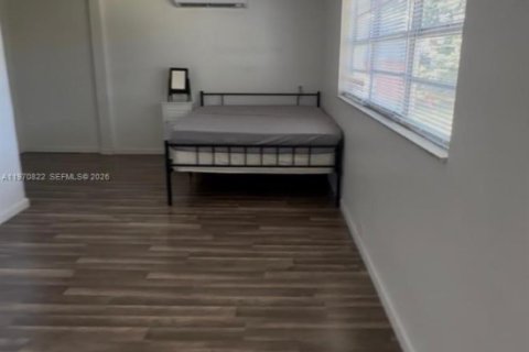 House in Miami, Florida 1 bedroom, 146.23 sq.m. № 2031463 - photo 3