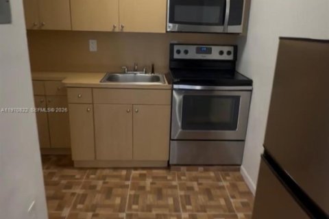 House in Miami, Florida 1 bedroom, 146.23 sq.m. № 2031463 - photo 1