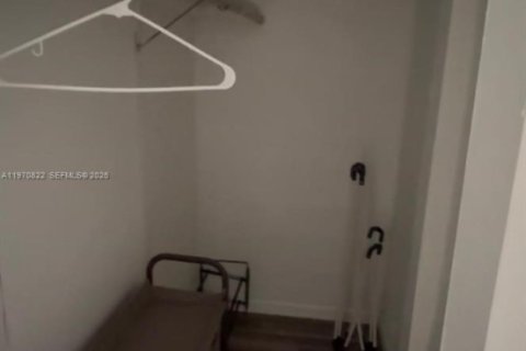 House in Miami, Florida 1 bedroom, 146.23 sq.m. № 2031463 - photo 5