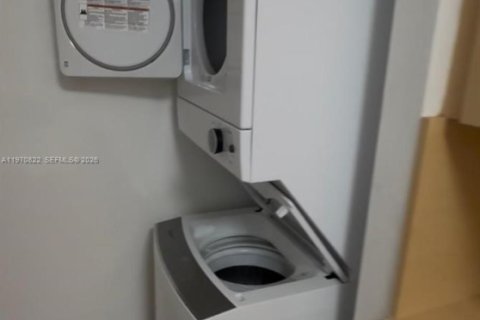 House in Miami, Florida 1 bedroom, 146.23 sq.m. № 2031463 - photo 2