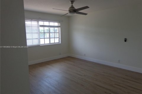 House in Weston, Florida 6 bedrooms, 361.76 sq.m. № 1770582 - photo 18