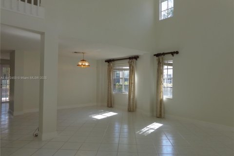 House in Weston, Florida 6 bedrooms, 361.76 sq.m. № 1770582 - photo 11