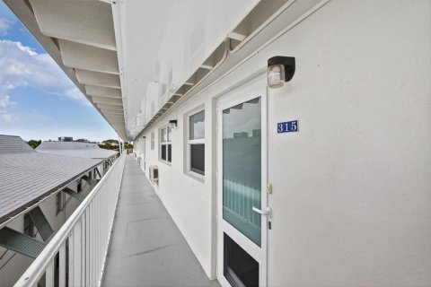 Condo in South Palm Beach, Florida, 1 bedroom № 2077500 - photo 6