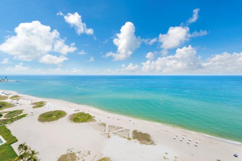 Condo in Pompano Beach, Florida, 3 bedrooms № 2175832 - photo 13