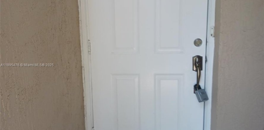 Townhouse in Homestead, Florida 2 bedrooms, 98.94 sq.m. № 1947660