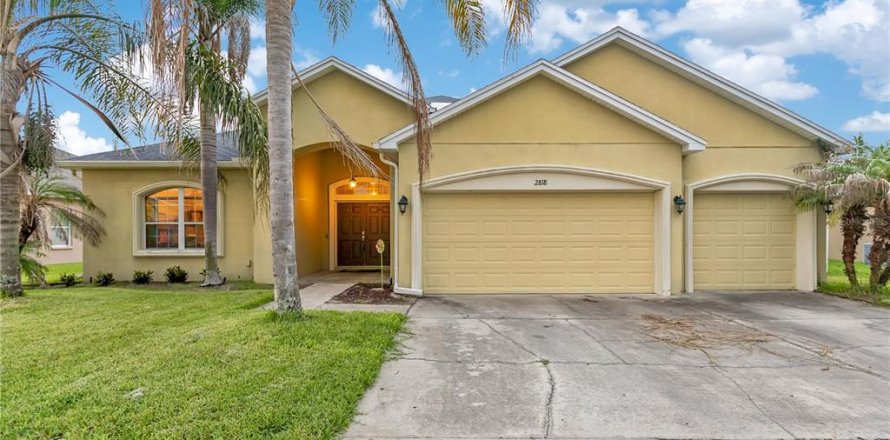 House in Lakeland, Florida 5 bedrooms, 265.33 sq.m. № 2196089
