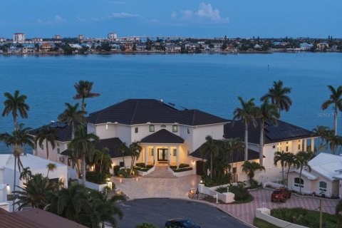 House in Saint Pete Beach, Florida 4 bedrooms, 551.65 sq.m. № 2316820