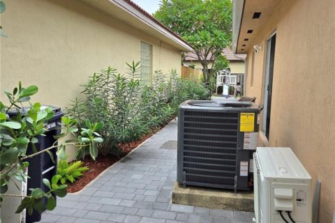 Villa ou maison à vendre à Cutler Bay, Floride: 4 chambres, 154.96 m2 № 2382377 - photo 26