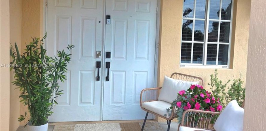 Villa ou maison à Cutler Bay, Floride 4 chambres, 154.96 m2 № 2382377