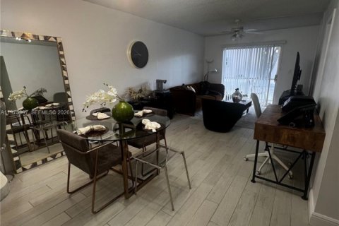 Condominio en alquiler en Hollywood, Florida, 2 dormitorios, 101.17 m2 № 2041376 - foto 4