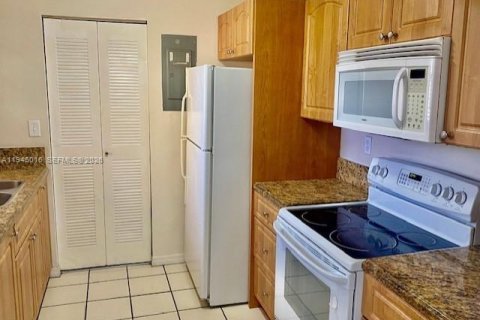 Copropriété à louer à Sweetwater, Floride: 2 chambres, 70.42 m2 № 2001224 - photo 6