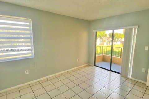 Copropriété à louer à Sweetwater, Floride: 2 chambres, 70.42 m2 № 2001224 - photo 4