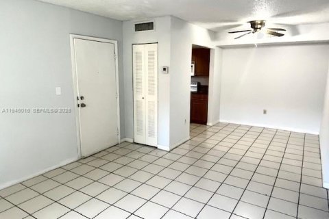 Copropriété à louer à Sweetwater, Floride: 2 chambres, 70.42 m2 № 2001224 - photo 2