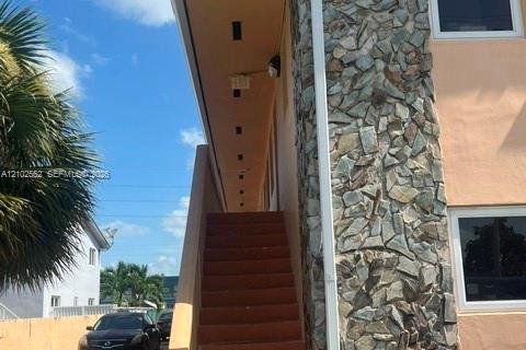 Apartment in Hialeah, Florida 2 bedrooms № 2407340 - photo 2