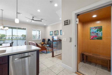 Townhouse in Saint Petersburg, Florida 4 bedrooms, 178.37 sq.m. № 2101656 - photo 14
