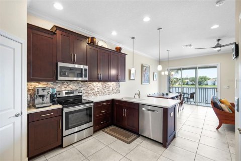 Townhouse in Saint Petersburg, Florida 4 bedrooms, 178.37 sq.m. № 2101656 - photo 12
