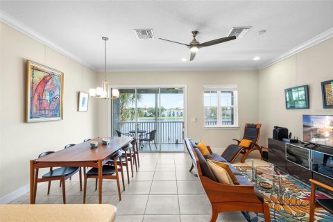 Townhouse in Saint Petersburg, Florida 4 bedrooms, 178.37 sq.m. № 2101656 - photo 6