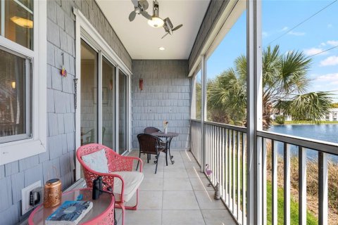 Townhouse in Saint Petersburg, Florida 4 bedrooms, 178.37 sq.m. № 2101656 - photo 17
