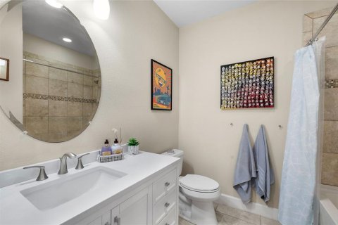 Townhouse in Saint Petersburg, Florida 4 bedrooms, 178.37 sq.m. № 2101656 - photo 28