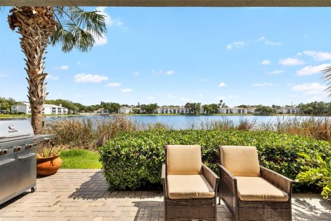 Townhouse in Saint Petersburg, Florida 4 bedrooms, 178.37 sq.m. № 2101656 - photo 2