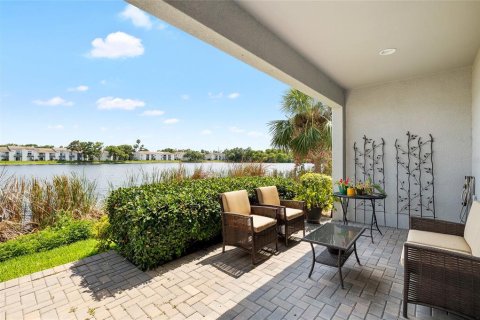 Townhouse in Saint Petersburg, Florida 4 bedrooms, 178.37 sq.m. № 2101656 - photo 30