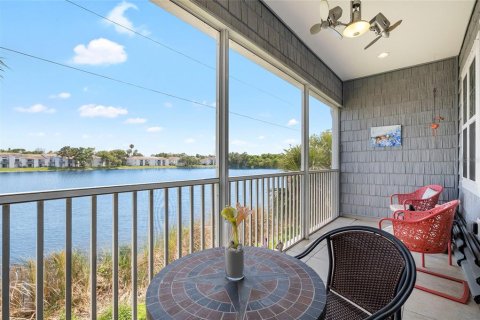 Townhouse in Saint Petersburg, Florida 4 bedrooms, 178.37 sq.m. № 2101656 - photo 16