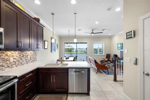 Townhouse in Saint Petersburg, Florida 4 bedrooms, 178.37 sq.m. № 2101656 - photo 13
