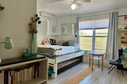 Condominio en Miami, Florida, 1 dormitorio  № 2032335