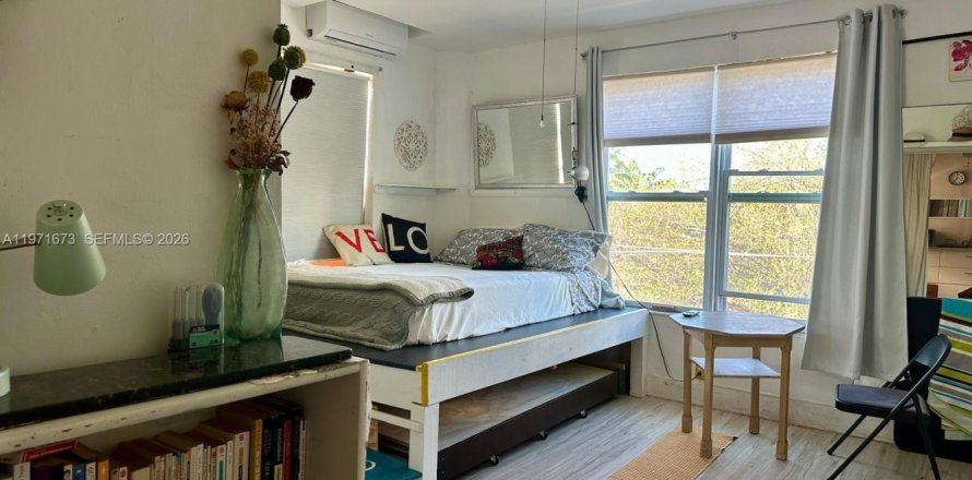 Condominio en Miami, Florida, 1 dormitorio № 2032335