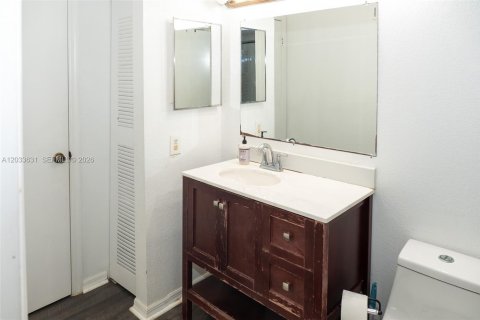 Condo in Sunrise, Florida, 2 bedrooms  № 2085502 - photo 8